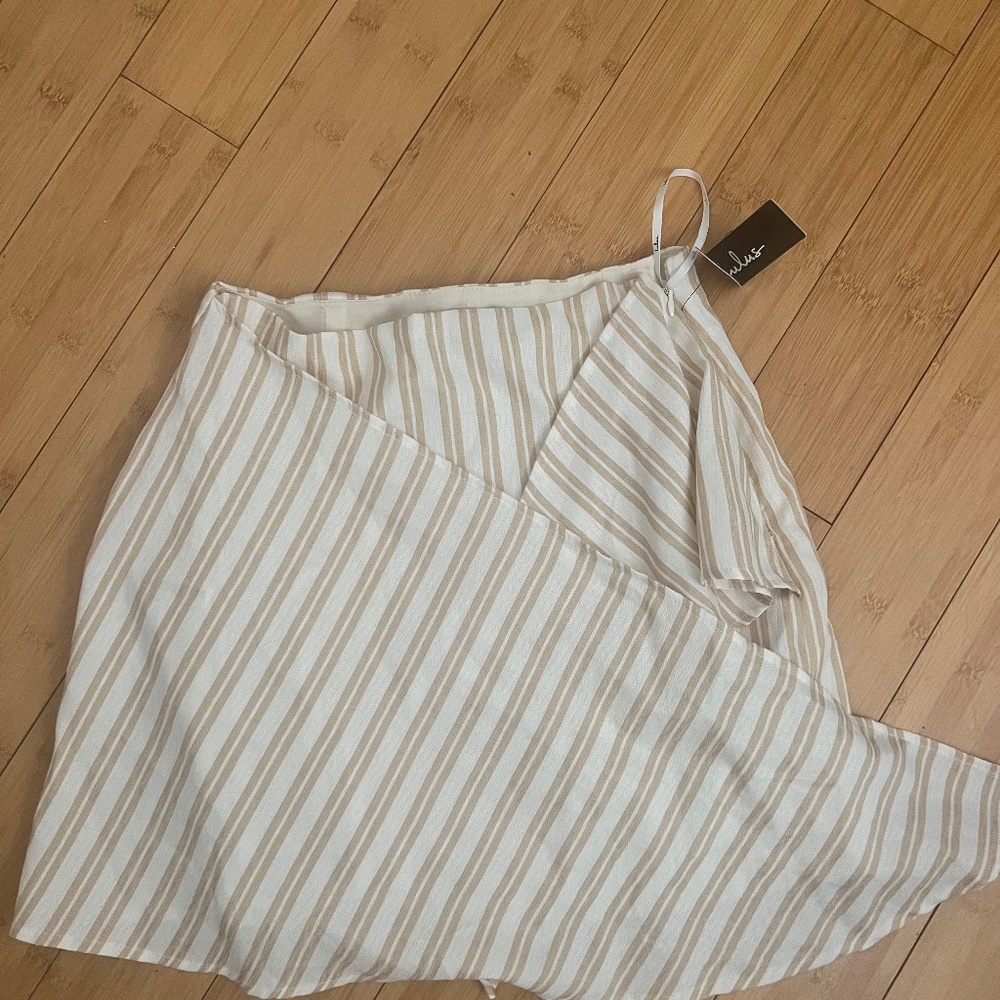 NWT Lulu's white and gold striped wrap mini skirt